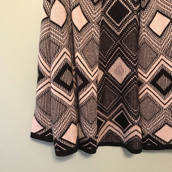 Old Navy Sweater Black & Cream Aztec Pattern SizeM - Picture 3 of 7